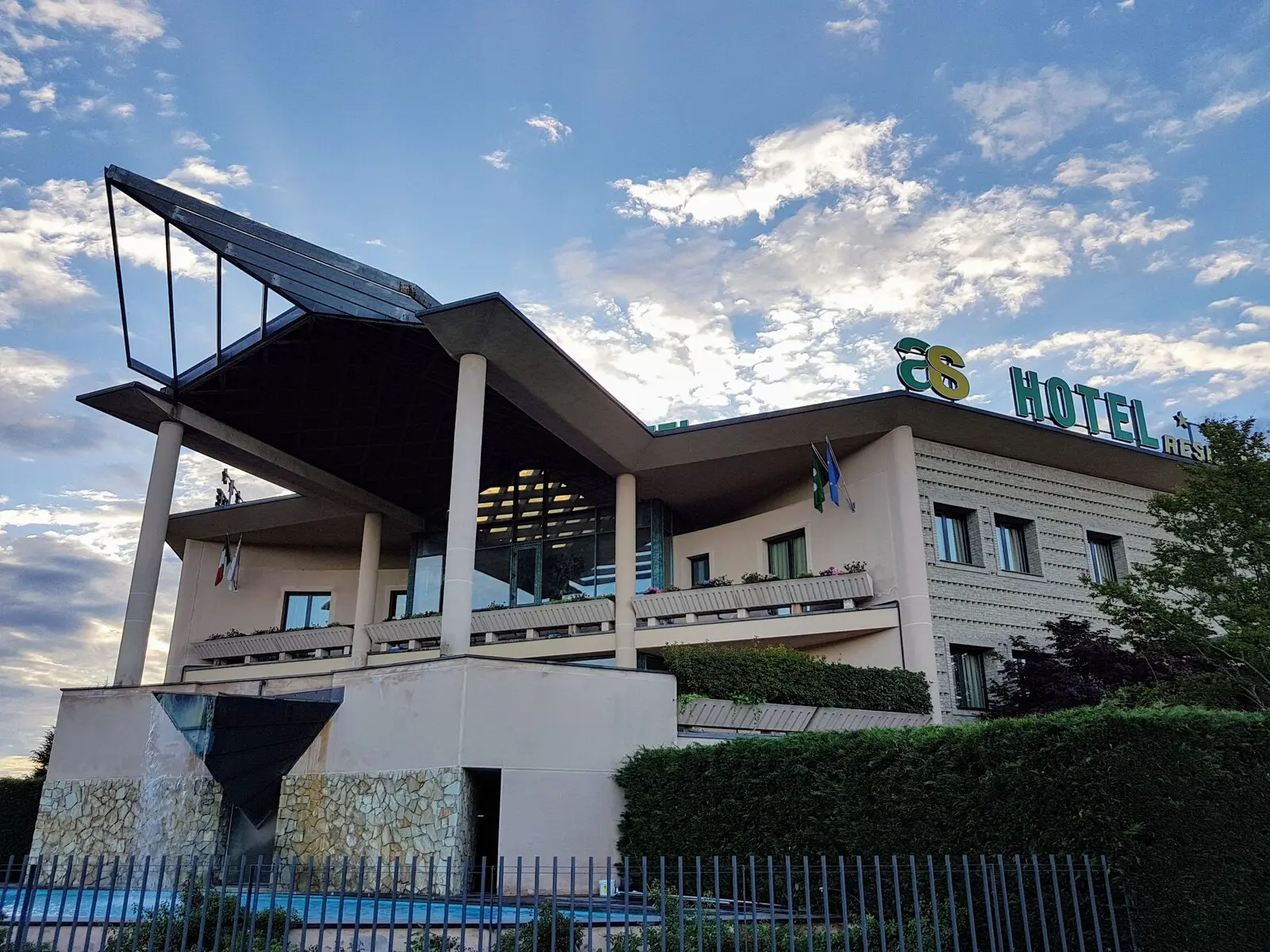 AS Hotel Cambiago entrance with its glass canopy, hotel sign and fountain