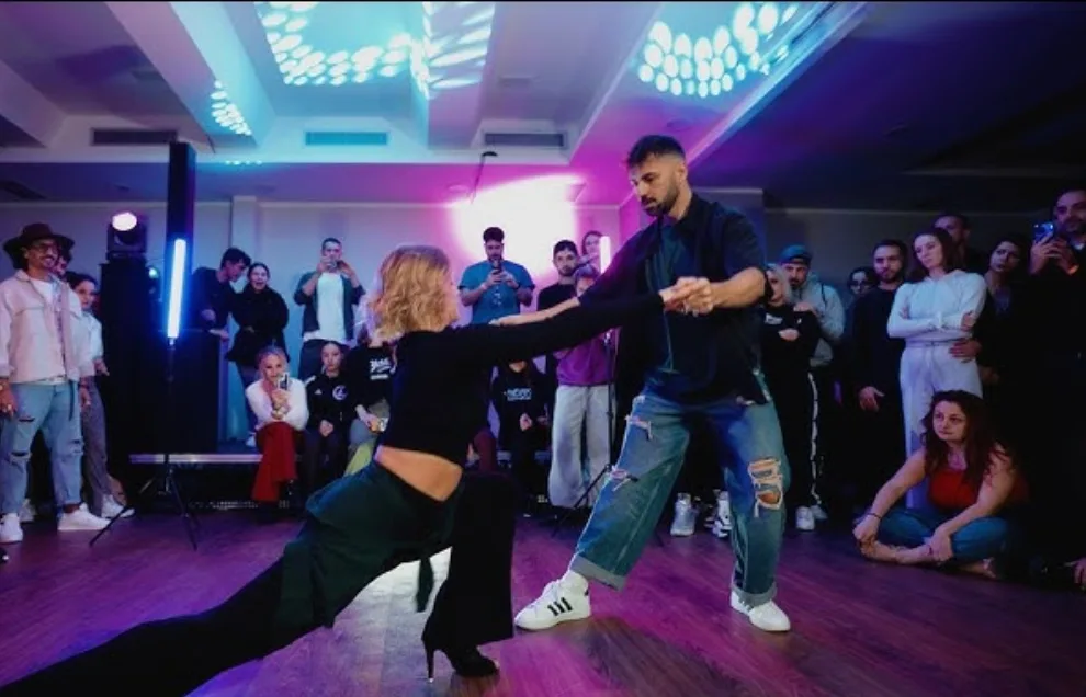 Bachata dancers choosing workshop levels at a congress in Milan