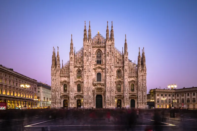 Il Duomo di Milano illuminato al crepuscolo